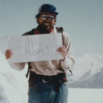 Man holding Hi Mom sign