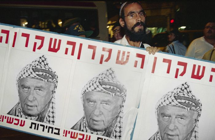 What do the colors of keffiyeh mean?